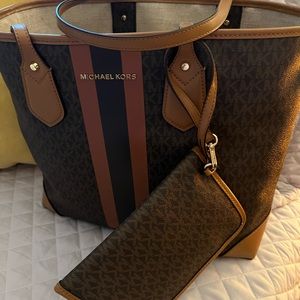 Michael Kors large Eva Tote w/detachable clutch gently used no odors or damages
